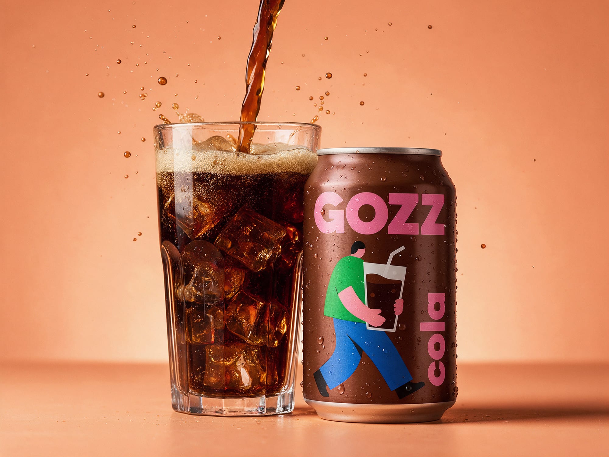 Cola sirviéndose en un vaso con hielo junto a la lata de Gozz